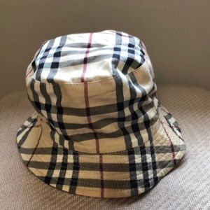 Reversible Burberry hat with carrying pouch